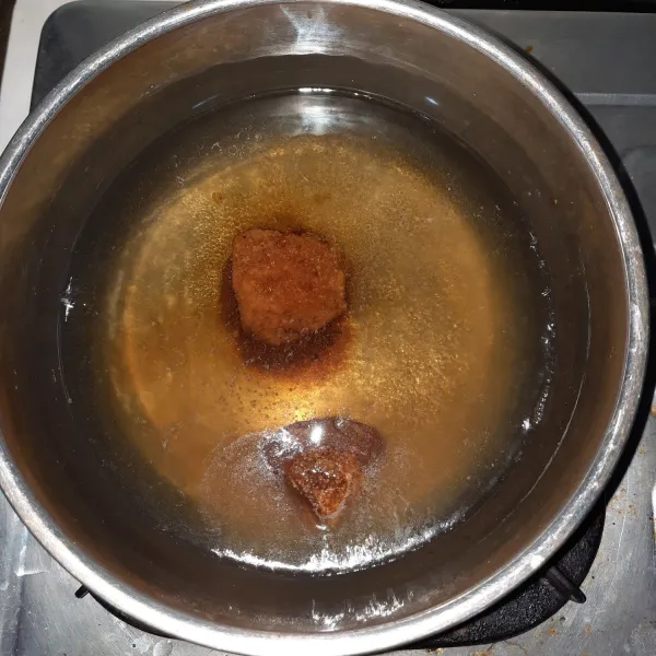 Didalam panci didihkan air dan gula merah hingga larut.