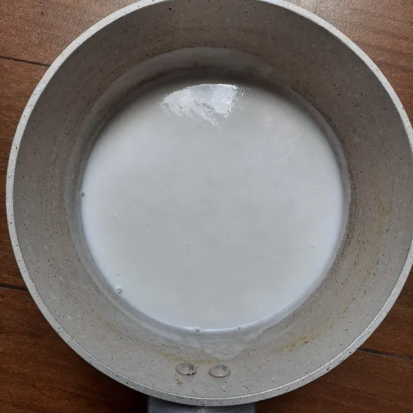 Masak hingga mendidih sambil diaduk agar santan tidak pecah. Angkat.