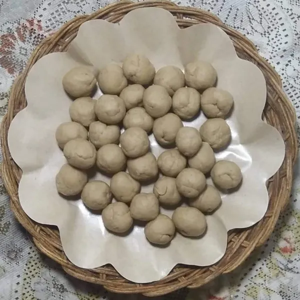 Bentuk bulat sebesar biji salak