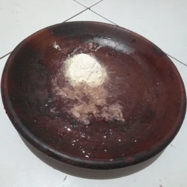 Tambahkan tepung krispy dan secukupnya air. Aduk-aduk hingga tercampur rata, tes rasa.