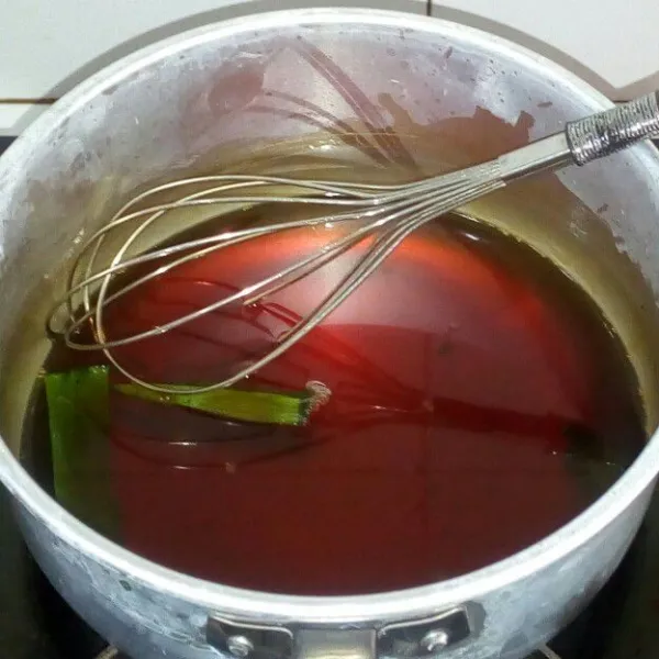 Buat kuah gulanya : campur gula, air dan daun pandan masak sampai gula larut
