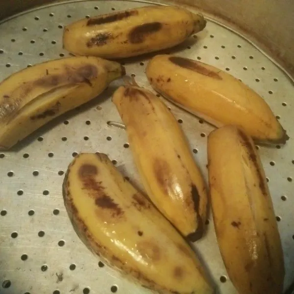 Kukus pisang sampai matang, kupas kulitnya.