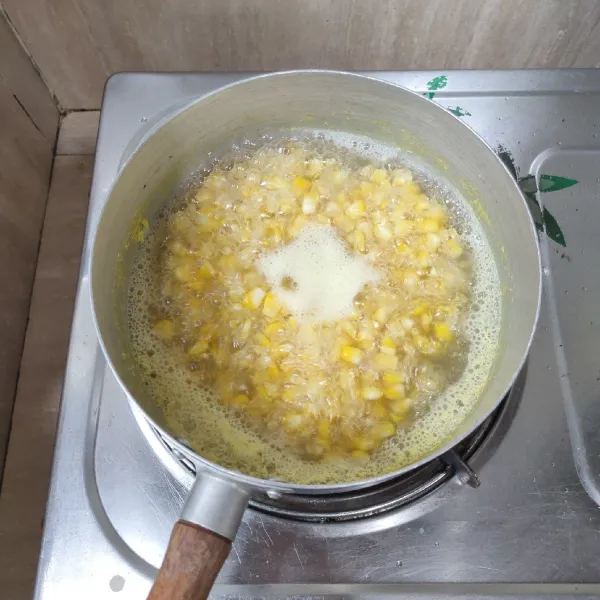 Masukkan jagung manis pipil kedalam panci, tambahkan air kemudian masak hingga matang sekitar 15 menit. Angkat.
