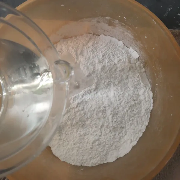 Campur bahan gempol, tepung beras,tepung tapioka,garam dan gula. Tuang air panas sedikit demi sedikit.
