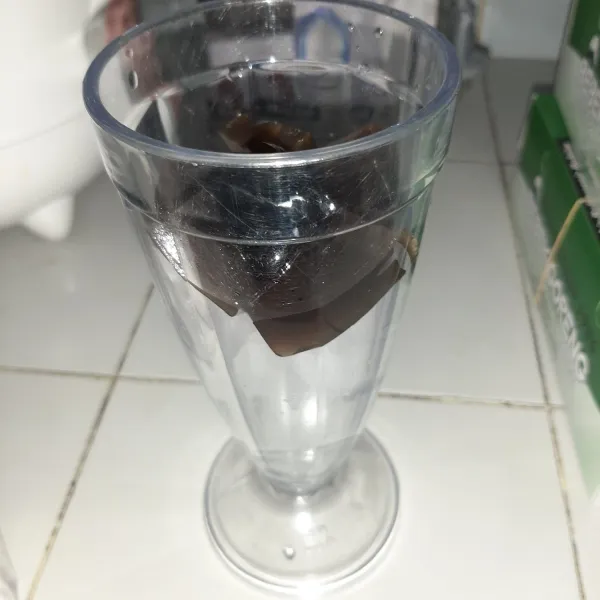 Masukkan cincau dan es batu ke gelas