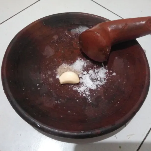 Haluskan bawang putih beserta merica bubuk dan garam secukupnya.