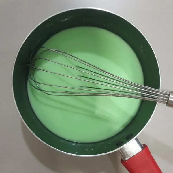 Campurkan tepung beras, tepung sagu, nutrijel, garam halus, gula pasir, air, dan pasta pandan. Aduk sampai benar-benar tercampur rata.