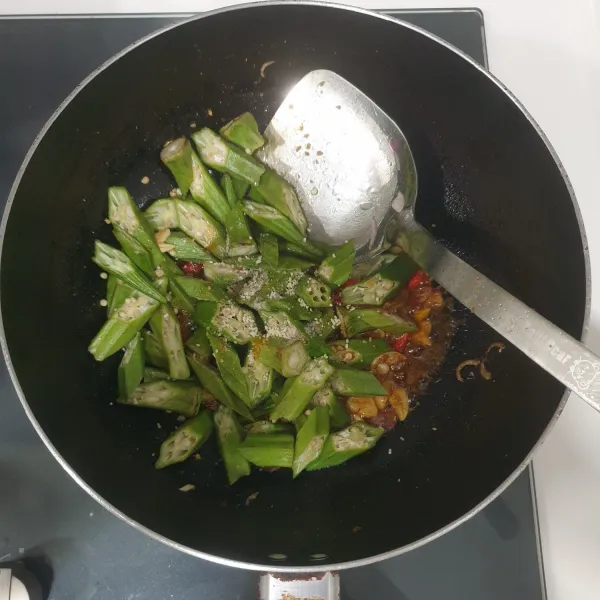 Masukkan okra, air, garam halus, dan kaldu jamur. Aduk rata dan masak selama 4 menit