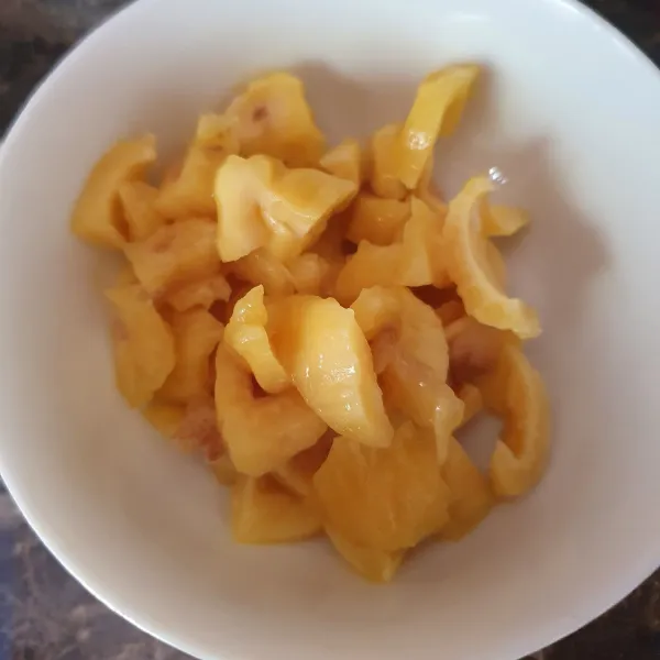 Potong - potong buah nangka, sisihkan.