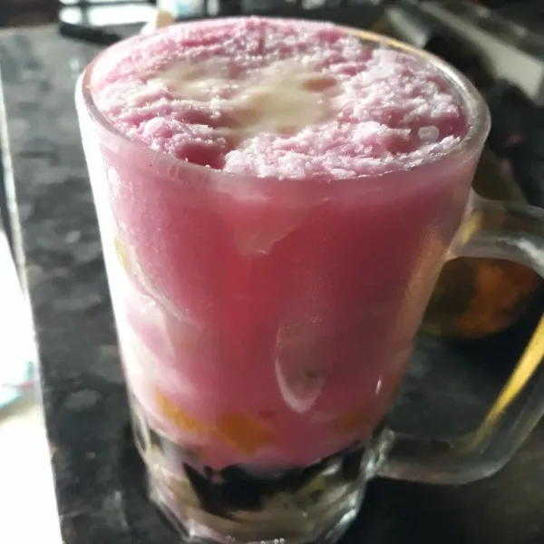 Terahir masukkan kuah santan yang telah dibekukan, lalu tambahkan susu kental manis dan siap disajikan.