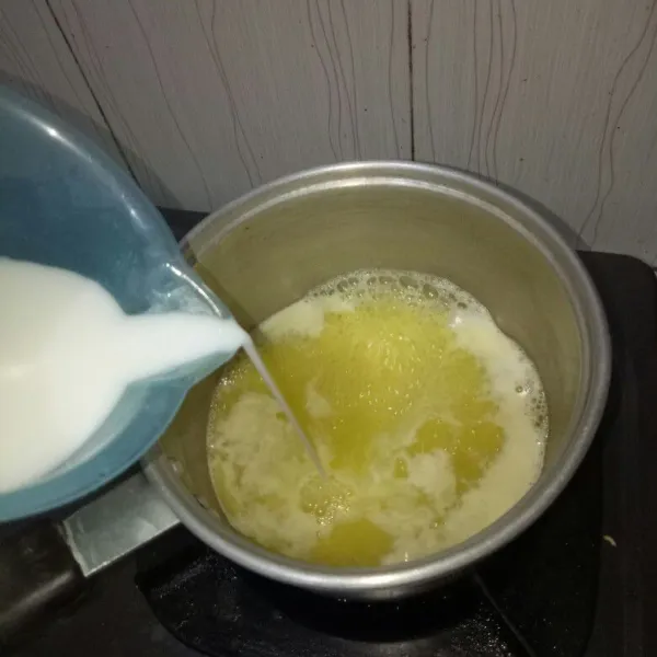 Masak adonan es tape secara bergantian sampai mendidih lalu masukan sebagian larutan tepung maizena. Aduk rata sampai meletup - letup, angkat. Dilanjutkan dengan adonan hijau dan merah