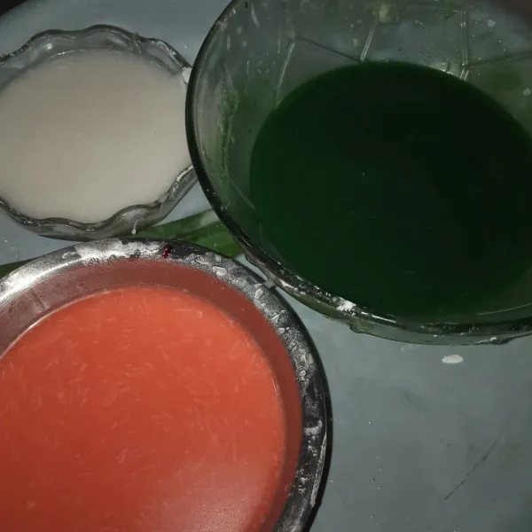 Bagi adonan menjadi 3 wadah 1 warna hijau 2 warna putih 3 warna merah.