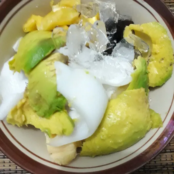 Tambahkan buah alpukat dan kelapa muda.