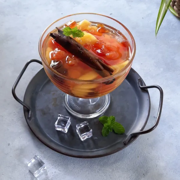 Masukkan pepaya, nanas, agar-agar. Tuang simple syrup secukupnya, aduk-aduk lalu sajikan.