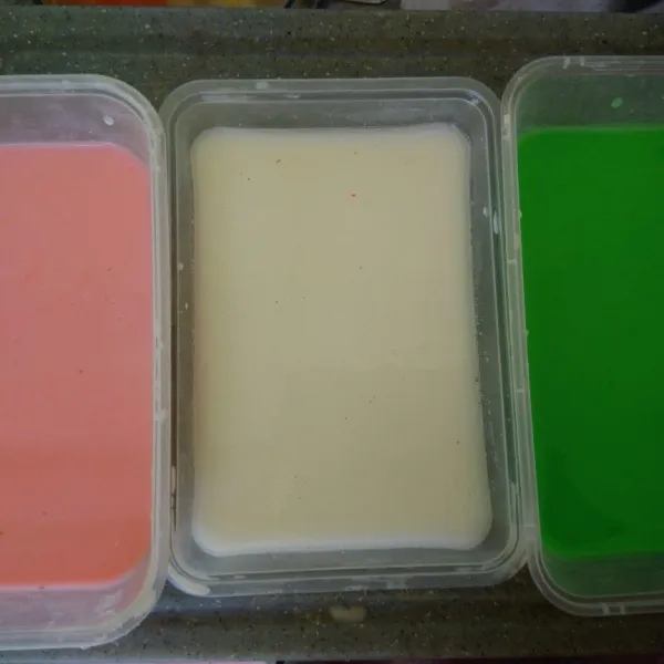 Bagi menjadi 3 bagian sama rata, beri warna merah muda, hijau dan warna asli. Aduk hingga tercampur rata.