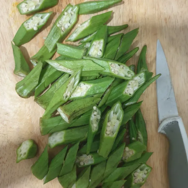 Potong-potong sayur okra