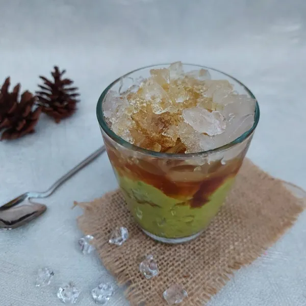 Penyajian :
Tata alpukat kocok digelas, lalu tuang kuah gula merah dan saus santan. Beri es batu, ice cream dan kental manis.