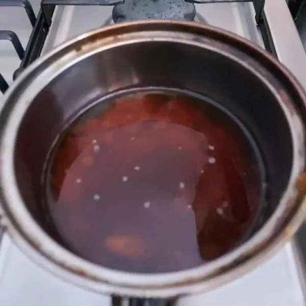 Buat saus gula merah :
Rebus gula merah dan air. Rebus sambil diaduk hingga mendidih, kemudian angkat.