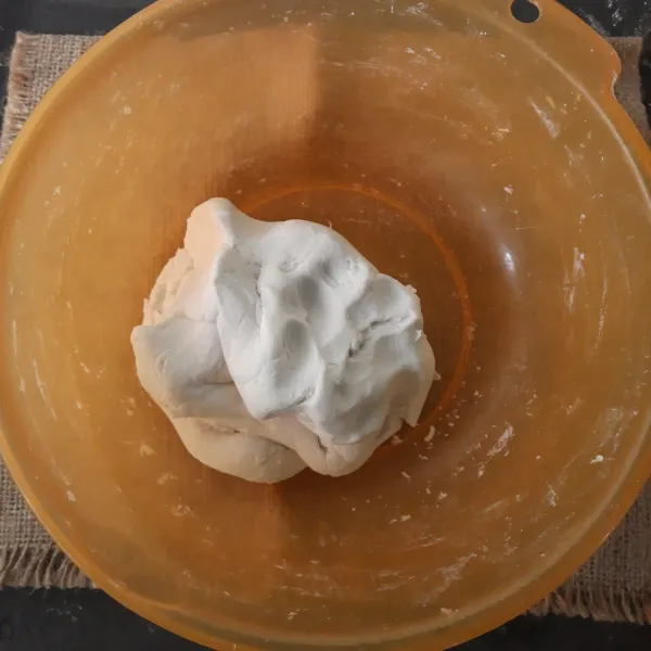 Uleni hingga adonan kalis.