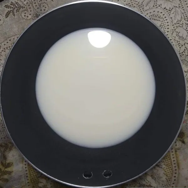 Siapkan panci, masukkan air santan, susu bubuk, gula, masak sampai mendidih