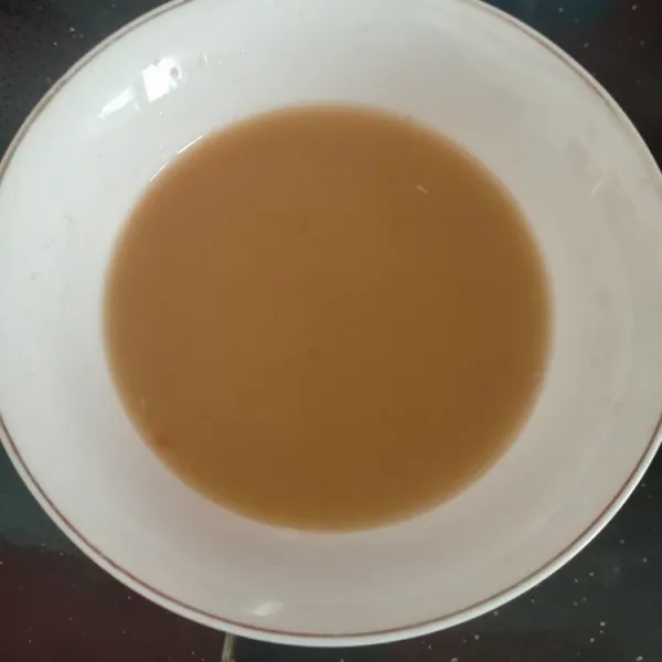 Setelah itu saring kuahnya agar kotoran yang ada di gula merahnya tidak terminum kemudian masukkan jeli, semangka, kelapa muda, susu kental manis dan es batu, siap disajikan.