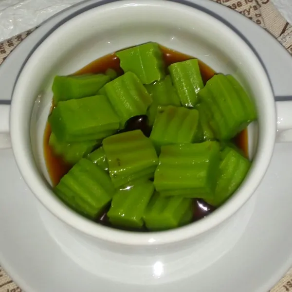 Ambil secukupnya bongko pandan siram dengan kuah gula