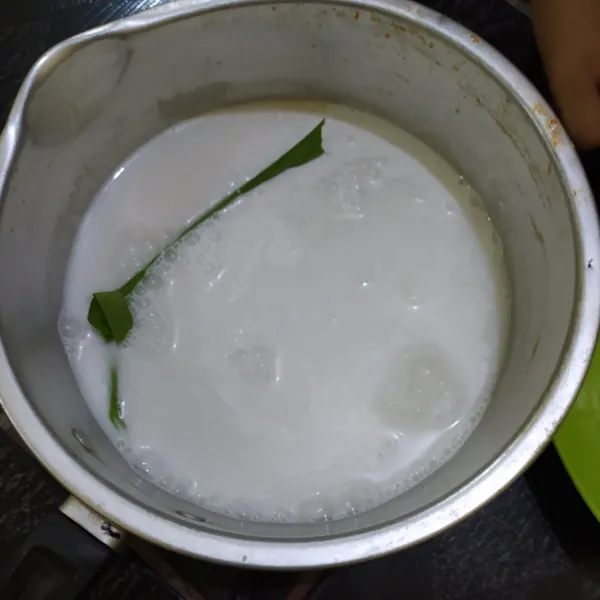 Masukan semua bahan kuah, lalu masak hingga mendidih, matikan lalu biarkan dingin.