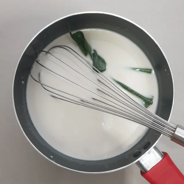 Campurkan semua bahan-bahan untuk membuat bubur sumsum. Aduk sampai benar-benar tercampur rata