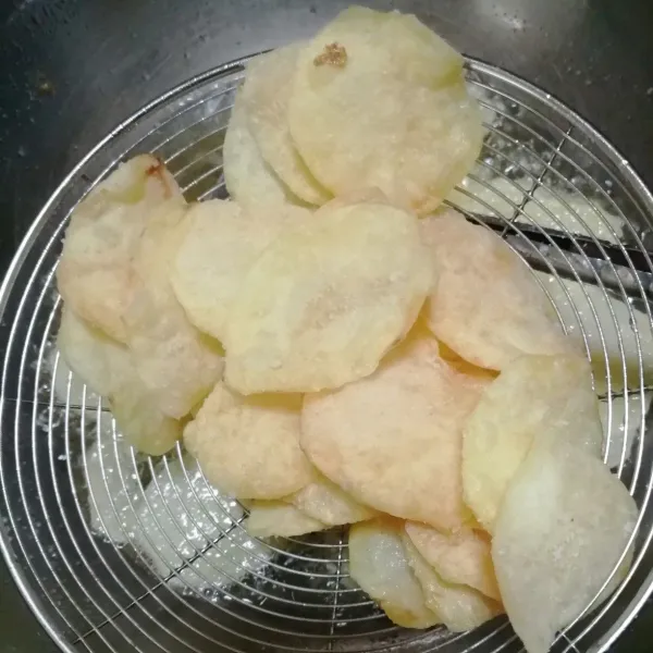 Angkat keripik kentang yang sudah matang dan tiriskan.