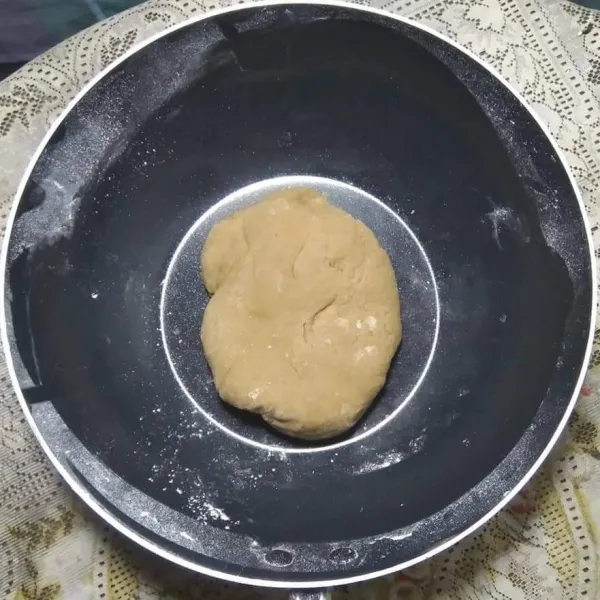 Masukkan tepung beras ketan ke dalam panci, tambahkan tepung maizena, gula pasir, coklat bubuk, garam dan air, masak sampai tercampur rata, angkat dan tunggu sampai hangat, uleni sampai kalis