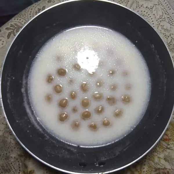 Masukkan biji salak, masak lagi sampai biji salak matang dan mengapung