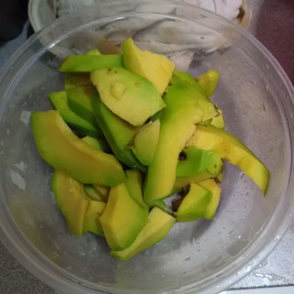Kupas dan kerok alpukat, sisihkan