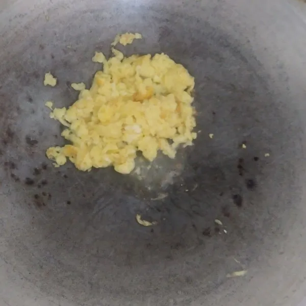 Panaskan minyak goreng buat telur orak-arik, sisihkan