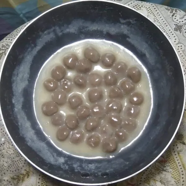 angkat dan dinginkan, siapkan mangkuk masukkan Biji Salak ke dalam nya, tambahkan es dan susu kental manis,, es biji salak siap untuk di nikmati