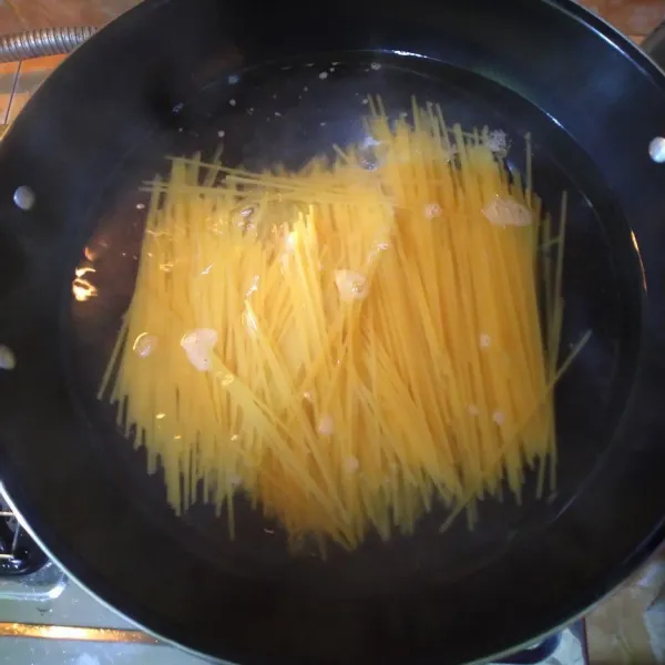 Rebus spaghetti dengan 1 sdm minyak goreng  hingga matang lalu tiriskan