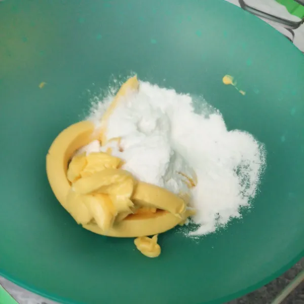 Mixer butter dan sebagian gula halus sampai mengembang dan putih