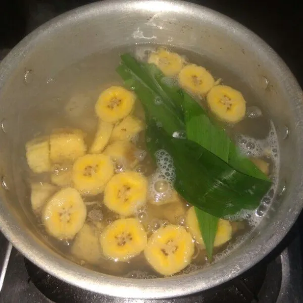 Rebus pisang, daun pandan, dan singkong dengan air secukupnya.