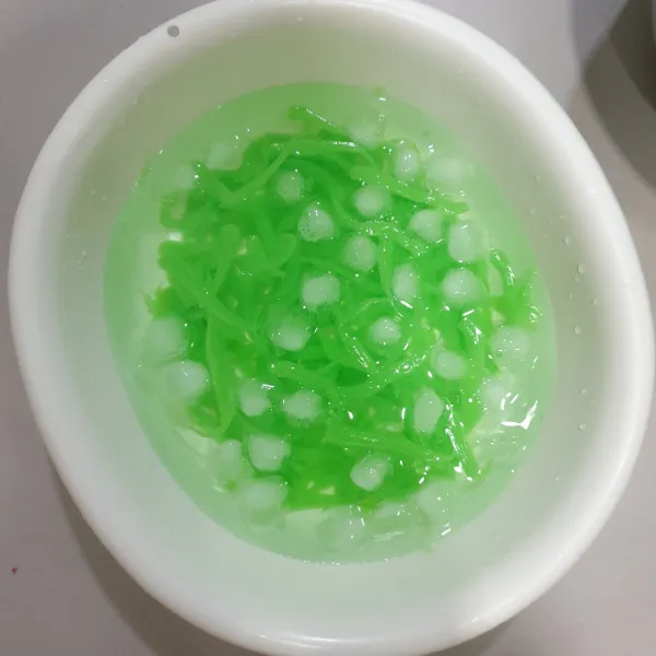 Siapkan air dingin yang dicampur dengan es batu, gunting ujung plastik jangan terlalu besar lalu keluarkan sedikit-sedikit, lakukan hingga habis setelah itu saring.