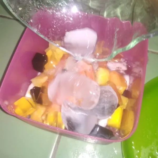 Tambahkan es batu aduk rata dan siap disajikan
