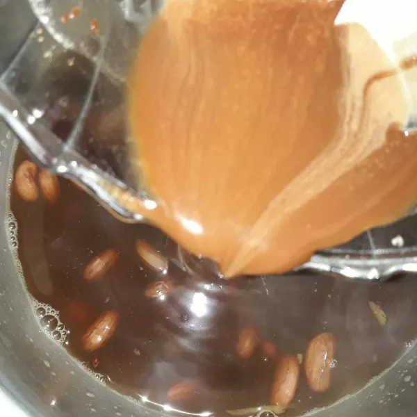 Tuang larutan maizena dan coklat bubuk aduk biarkan sampai mengental