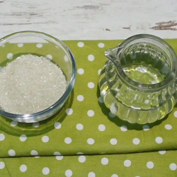 Siapkan bahan larutan gula (gula dan air).