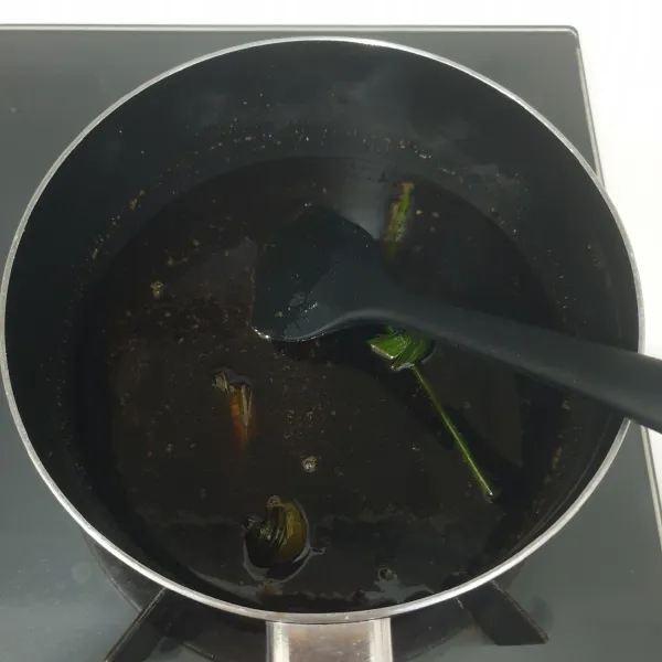 Campurkan gula kawung yang di potong kasar, gula pasir, air dan daun pandan, masak hingga mendidih dan agak mengental kemudian saring dan biarkan dingin.