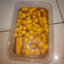 Setelah suhu hangat, masukkan mangga. Diamkan semalaman dalam kulkas
