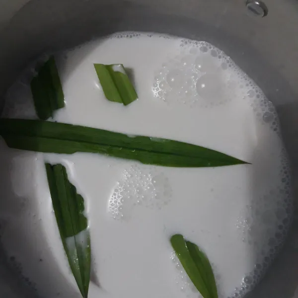 Rebus santan kelapa, garam dan gula pasir.