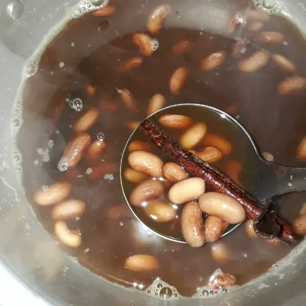 Panaskan air setelah mendidih masukan kacang merah,gula merah,gula pasir dan kayu manis