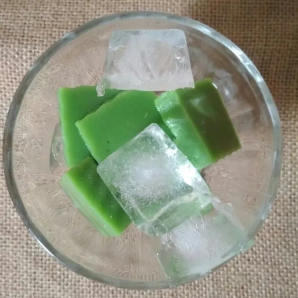 Tata di gelas saji potongan hunkwe dan tambahkan es batu, tuang kuah santan sajikan.