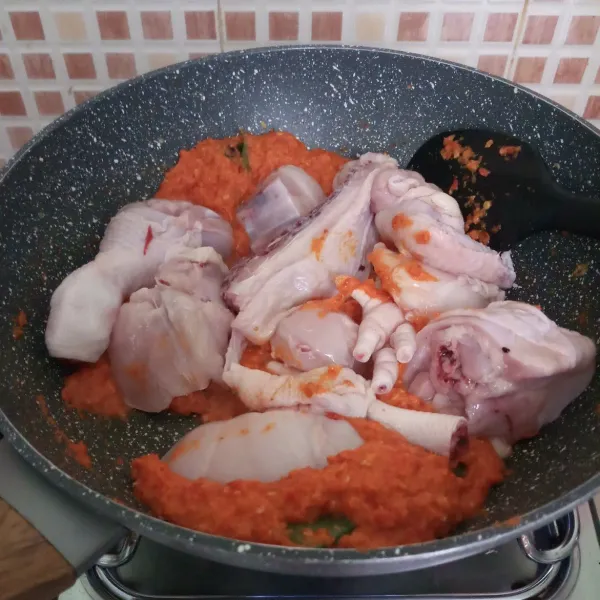 Masukkan ayam, aduk rata masak sampai berubah warna