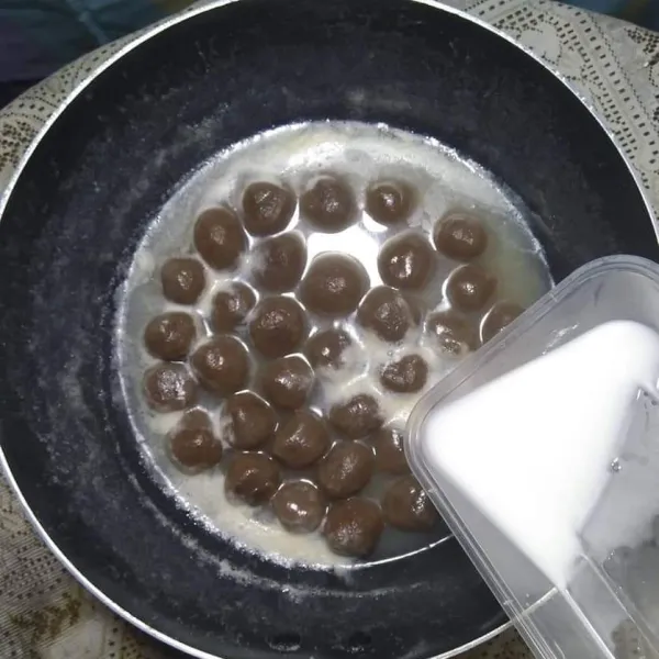 Masukkan larutan tepung maizena, aduk-aduk terus sampai matang dan mengental