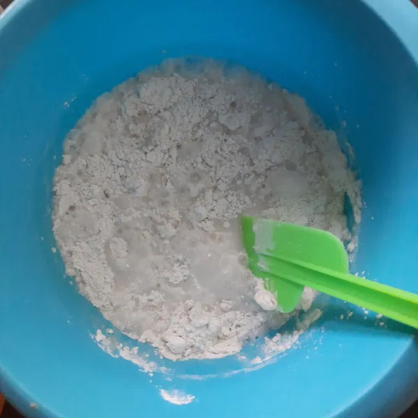 Campur tepung hunkwee, tepung beras, gula pasir,garam dan vanilli bubuk. tambahkan air sedikit demi sedikit hingga tercampur rata. Lalu saring.