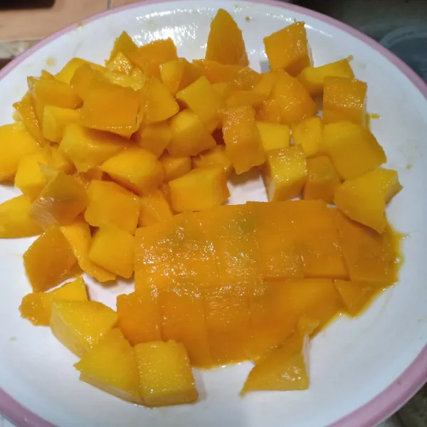 Kupas mangga dan potong kotak-kotak, sisihkan